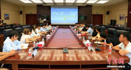 中國工程院院士薛長湖在班會上與同學(xué)們交流。中國海洋大學(xué) 供圖