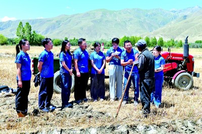 西安交大赴藏社會實踐隊在西藏山南昌珠鎮(zhèn)克松村與村民交談。資料圖片