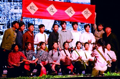 西安交大原創(chuàng)校園話劇《追憶西遷年華—向西而歌》在北京上演。資料圖片