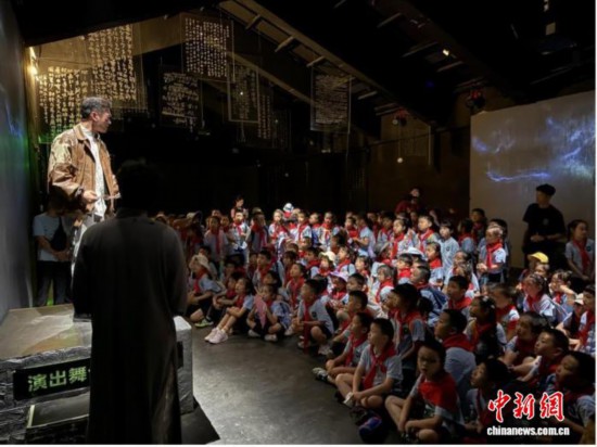 圖為重慶市沙坪壩區(qū)樹(shù)人小學(xué)校的師生沉浸觀(guān)劇。紅巖紅沉浸式劇場(chǎng)供圖