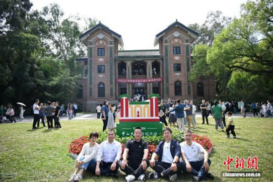 2024年11月9日，廣東廣州，中山大學(xué)百年校慶在即，校友返校參觀。(資料圖)中新網(wǎng)記者 陳楚紅 攝