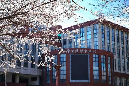 首都師范大學(xué)夏晨廣場(chǎng)山桃花掩映中的大學(xué)生活動(dòng)中心