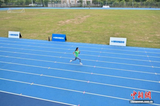 圖為運(yùn)動(dòng)員在訓(xùn)練基地田競場內(nèi)訓(xùn)練。中新社記者 陳驥旻 攝