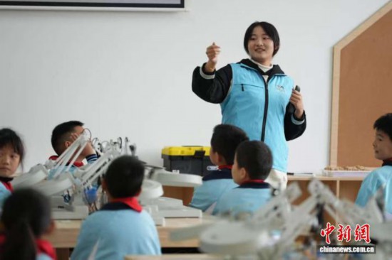 研學(xué)老師在傳授考古知識(shí)。劉鴻鶴 攝