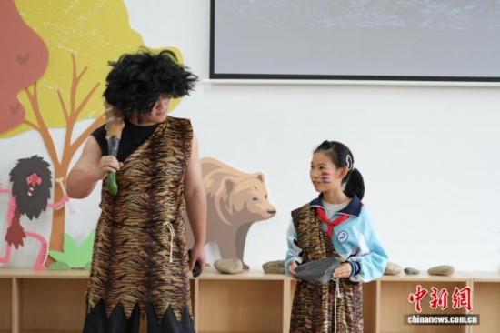 11月3日，來(lái)自東至縣至德小學(xué)的學(xué)生在華龍洞史前戲劇研學(xué)精品課上與老師進(jìn)行互動(dòng)。劉鴻鶴 攝