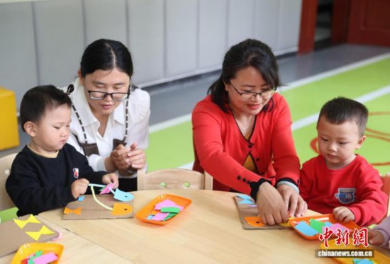 11月5日，小朋友在銀川市金鳳區(qū)湖畔嘉苑西區(qū)社區(qū)黨群服務(wù)中心的“寶寶屋”里快樂玩耍。中新社記者 于晶 攝