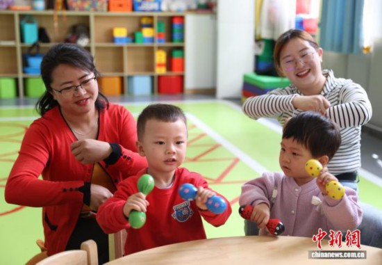 11月5日，小朋友在銀川市金鳳區(qū)湖畔嘉苑西區(qū)社區(qū)黨群服務(wù)中心的“寶寶屋”里快樂玩耍。中新社記者 于晶 攝