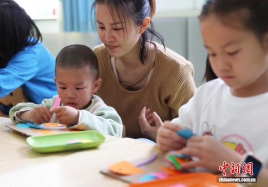 11月5日，小朋友在銀川市金鳳區(qū)湖畔嘉苑西區(qū)社區(qū)黨群服務(wù)中心的“寶寶屋”里快樂玩耍。中新社記者 于晶 攝