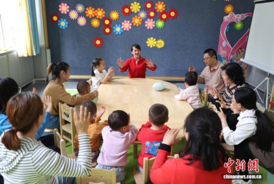 11月5日，小朋友在銀川市金鳳區(qū)湖畔嘉苑西區(qū)社區(qū)黨群服務(wù)中心的“寶寶屋”里快樂玩耍。中新社記者 于晶 攝