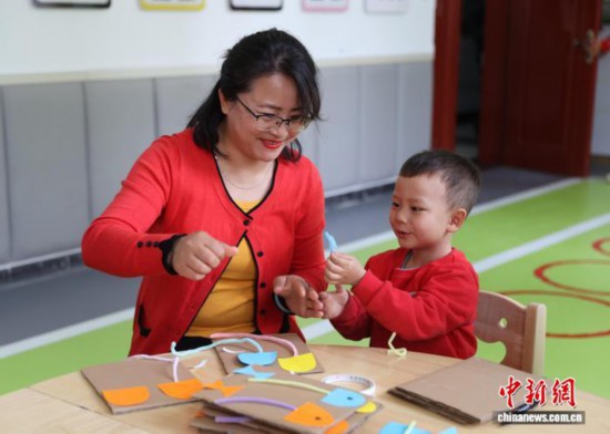 11月5日，小朋友在銀川市金鳳區(qū)湖畔嘉苑西區(qū)社區(qū)黨群服務(wù)中心的“寶寶屋”里快樂玩耍。近年來，銀川市積極構(gòu)建高質(zhì)量托育服務(wù)體系，著力打造“15分鐘托育服務(wù)圈”，將“寶寶屋”廣泛嵌入社區(qū)之中，讓居民不出遠(yuǎn)門，就能享受到便捷、安心的托育服務(wù)。中新社記者 于晶 攝