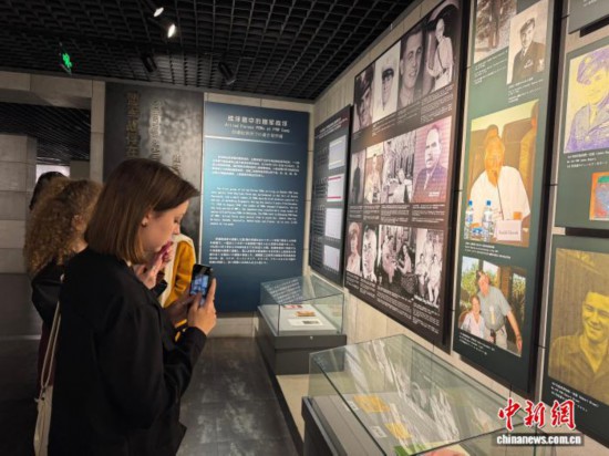 11月5日，沈陽大學(xué)來自俄羅斯、埃塞俄比亞等國家的40余名留學(xué)生走進沈陽二戰(zhàn)盟軍戰(zhàn)俘營舊址陳列館和沈陽“九· 一八”歷史博物館參觀。中新社記者 韓宏 攝