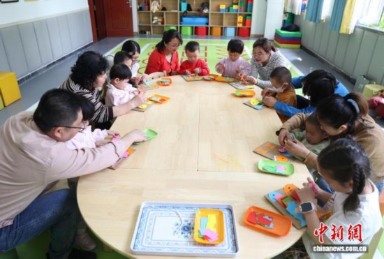 11月5日，小朋友在銀川市金鳳區(qū)湖畔嘉苑西區(qū)社區(qū)黨群服務(wù)中心的“寶寶屋”里快樂玩耍。中新社記者 于晶 攝