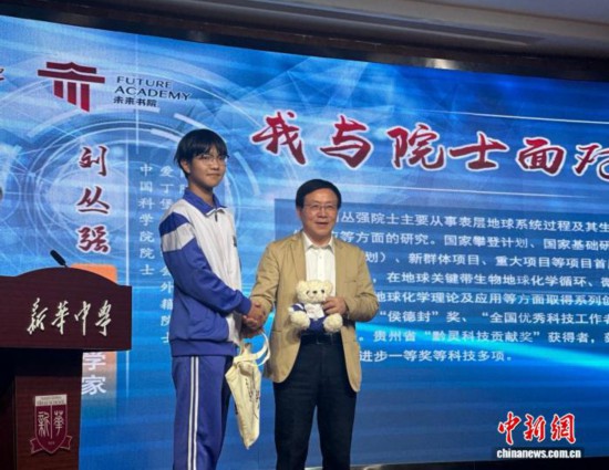 劉叢強(qiáng)院士與學(xué)生合影。(天津大學(xué) 供圖)