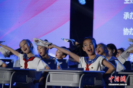 圖為活動現(xiàn)場的課桌舞展示。陳宗淇 攝