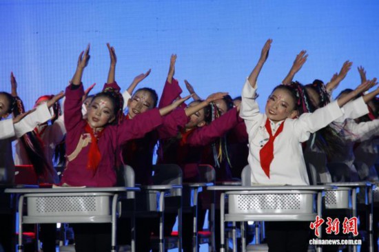 圖為活動現(xiàn)場的課桌舞展演。陳宗淇 攝