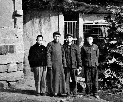 1972年，任乃強(qiáng)（左二）在家鄉(xiāng)南充夏樂灣居所。