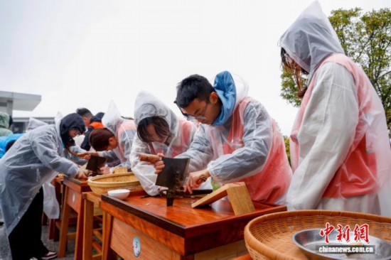 圖為選手們?cè)诒荣愔?。中新社記?肖健 攝