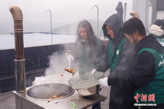 圖為參賽選手炒制白術(shù)。中新社記者 肖健 攝