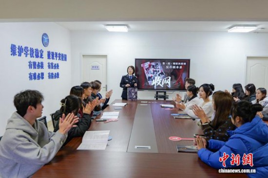 圖為學(xué)生們在體驗反詐劇本殺《收網(wǎng)》。劉彥均 攝