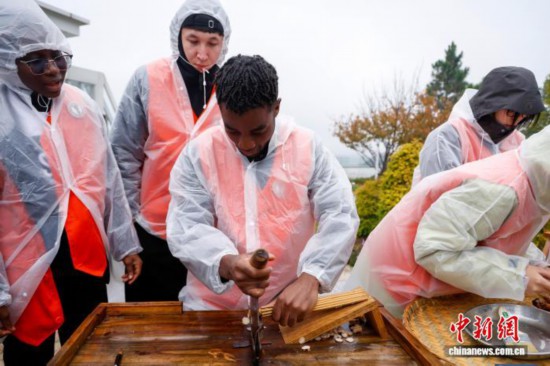 圖為國際選手切白芍。中新社記者 肖健 攝