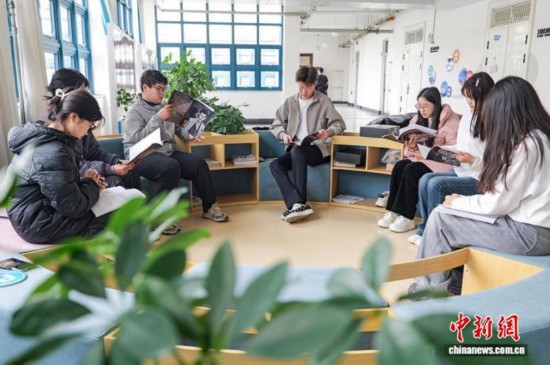 圖為學(xué)生們在討論劇本殺線索。劉彥均 攝