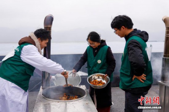 圖為參賽選手在炮制臺(tái)前炒制白術(shù)。中新社記者 肖健 攝