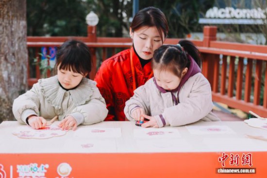 圖為小朋友體驗(yàn)彩繪拓印。翁榕飛 攝