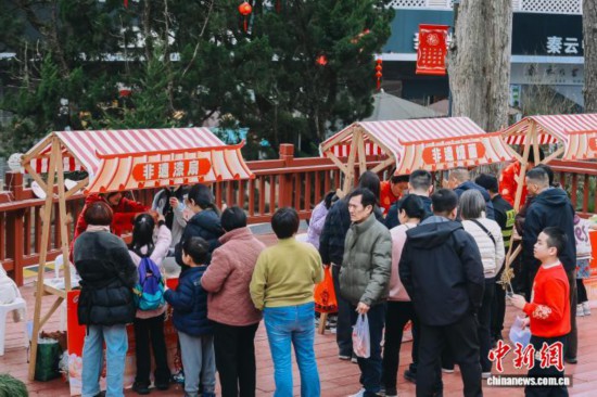 圖為游客參觀非遺市集。翁榕飛 攝